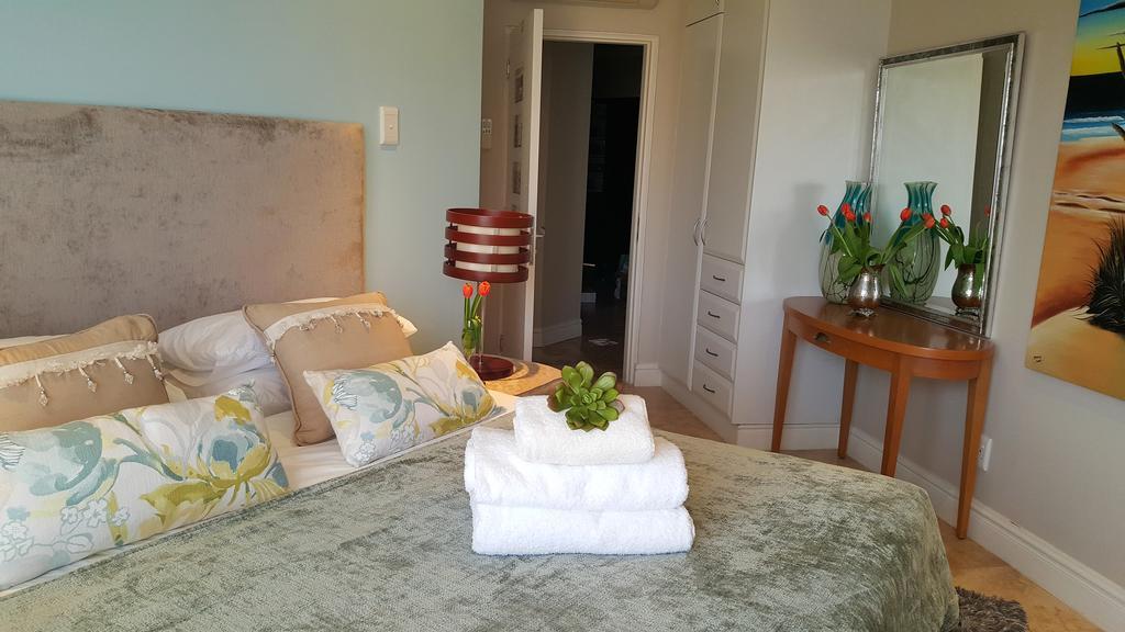 703 Oyster Schelles - By In Umhlanga *